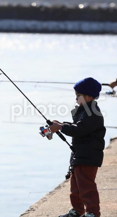 子供と海釣り港から投げ釣り 海釣り,磯,釣りの写真素材
