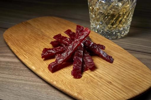 ビーフジャーキーとウイスキー ビーフジャーキー,食べ物,ウイスキーの写真素材