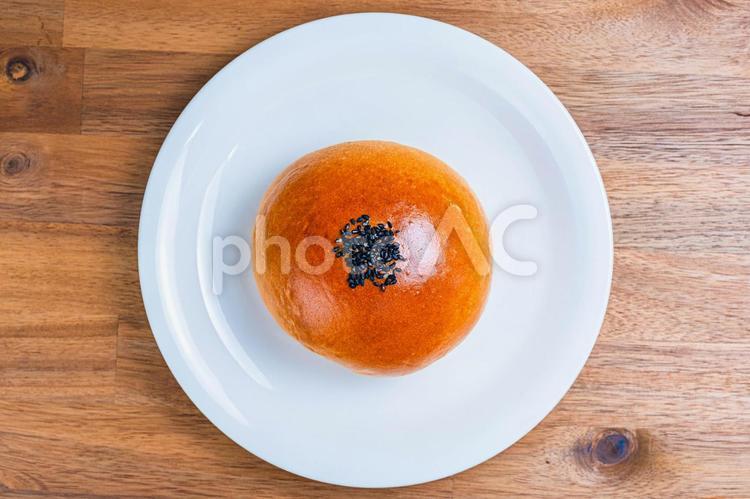 白皿にのったあんぱん あんぱん,パン,和菓子の写真素材