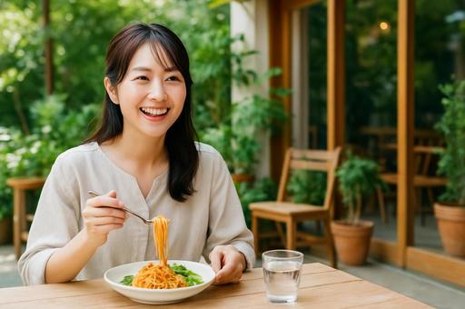 カフェでランチをする女性 カフェでランチをする女性の写真