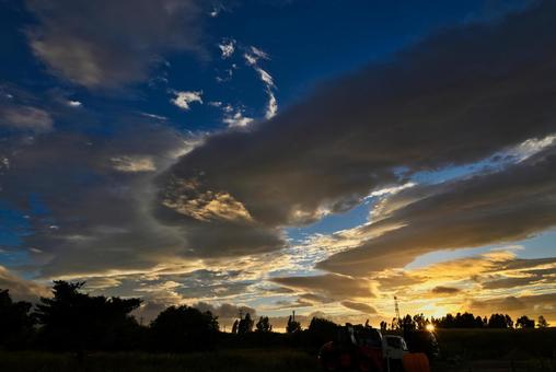 台風接近中の夕焼け 2025/7/14 台風接近中の夕焼け,夕暮れ,夕方の写真素材