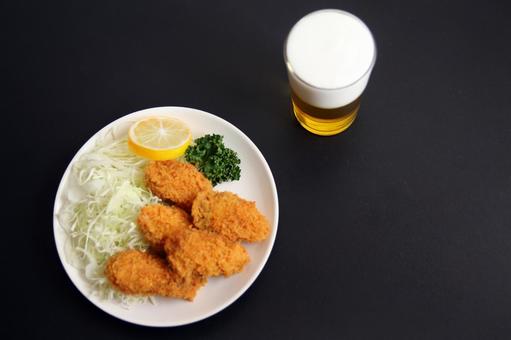 ビールとカキフライの食事セット ビールとカキフライの食事セット ビール,カキフライ,食事の写真素材