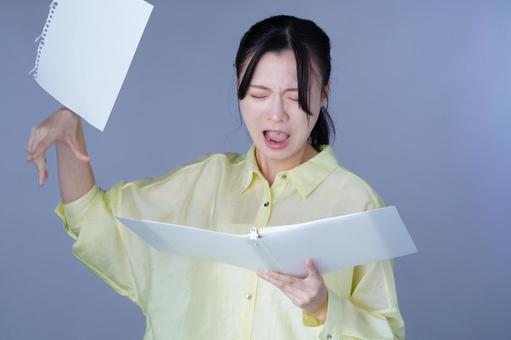 半狂乱の黄色い服の女性 女性,ルーズリーフ,半狂乱の写真素材