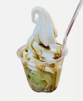 ソフトクリームに抹茶アイスクリーム ソフトクリームに抹茶アイスクリームの写真