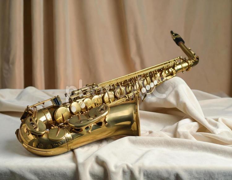 バリトンサックス　シルク　楽器　音楽　金 サックス,サクソフォン,バリトンサックスの写真素材