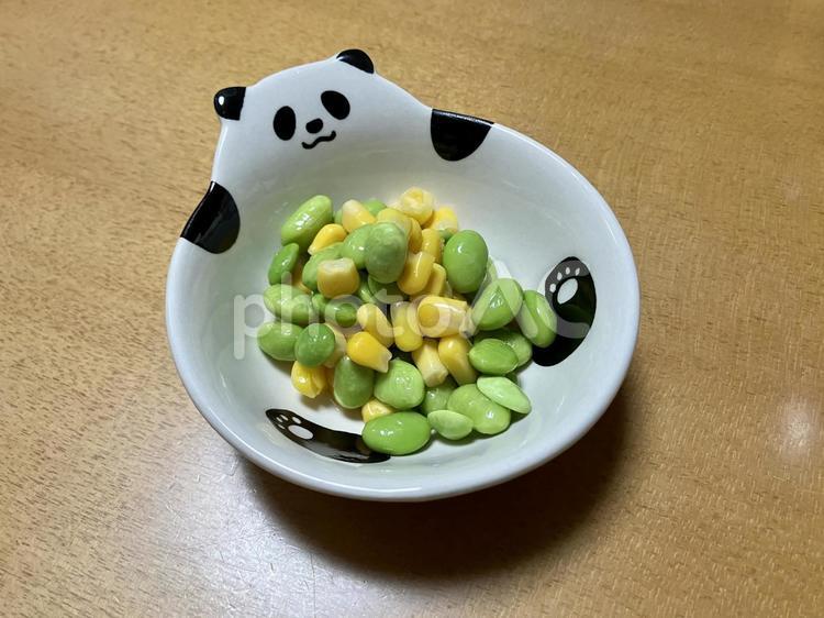 パンダの皿の枝豆とコーン 食べ物,おつまみ,野菜の写真素材