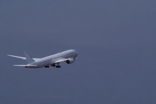 飛行機と空 飛行機と空 離陸,飛行機,旅客機の写真素材