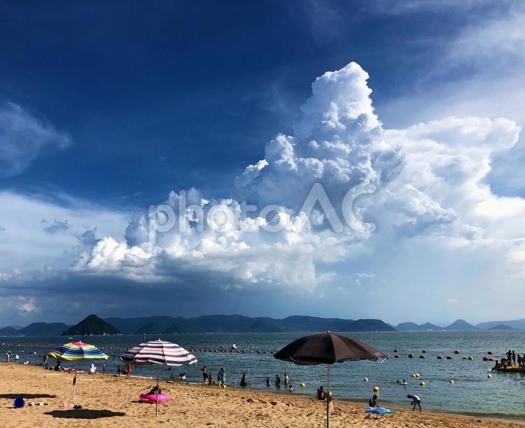 真夏の海水浴場 瀬戸内海,海水浴場,青空の写真素材