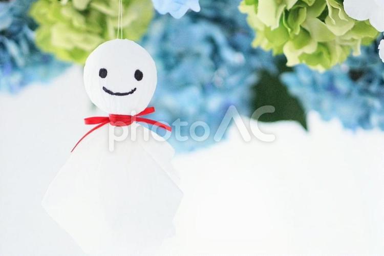 笑顔のてるてる坊主と紫陽花の梅雨イメージ てるてる坊主,笑顔,紫陽花の写真素材