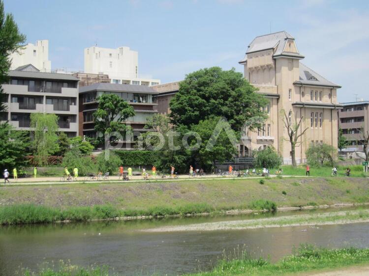 鴨川西河川敷のサッカー練習を眺める。 鴨川,京都,河川敷の写真素材