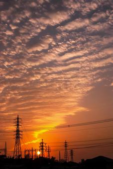 夕焼けの送電所の写真