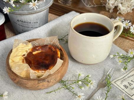 プリン付きチーズケーキとコーヒー コーヒー,チーズケーキ,プリンの写真素材