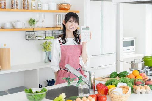 キッチンで料理を作るミドルの女性 キッチンで料理を作るミドルの女性 料理,女性,ミドルの写真素材