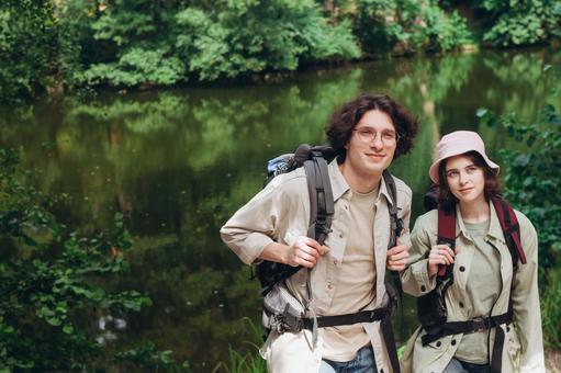 水辺で並ぶ男女キャンパー 男女,外国人,登山の写真素材