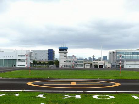 東京都東京ヘリポート管制塔と滑走路 東京都東京ヘリポート管制塔と滑走路 東京ヘリポート,陸上ヘリポート,飛行場の写真素材
