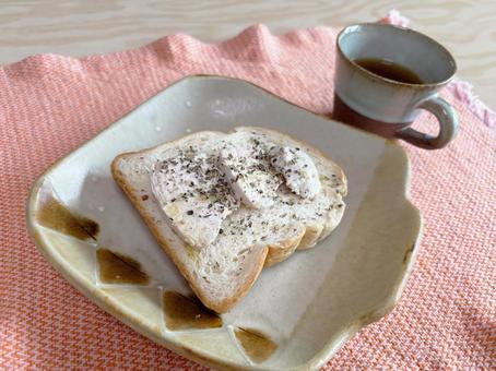 鶏胸肉スライスのトーストとコーヒーセット 鶏胸肉スライスのトーストとコーヒーセット トースト,サンドイッチ,サンドウィッチの写真素材