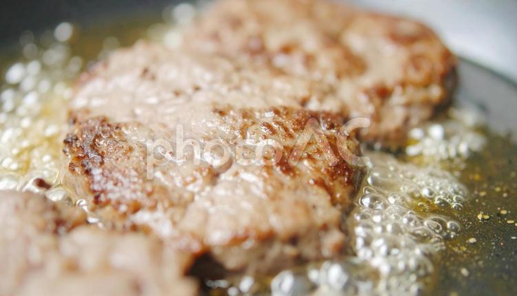 黒毛和牛ハンバーグ　湯気 ハンバーグ,ハンバーグステーキ,黒毛和牛の写真素材