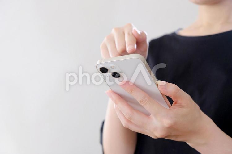 スマートフォンを操作する女性の手元 スマホ,スマートフォン,手元の写真素材