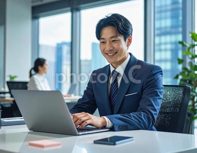 オフィスで集中する男性 ビジネス,男性,スーツの写真素材