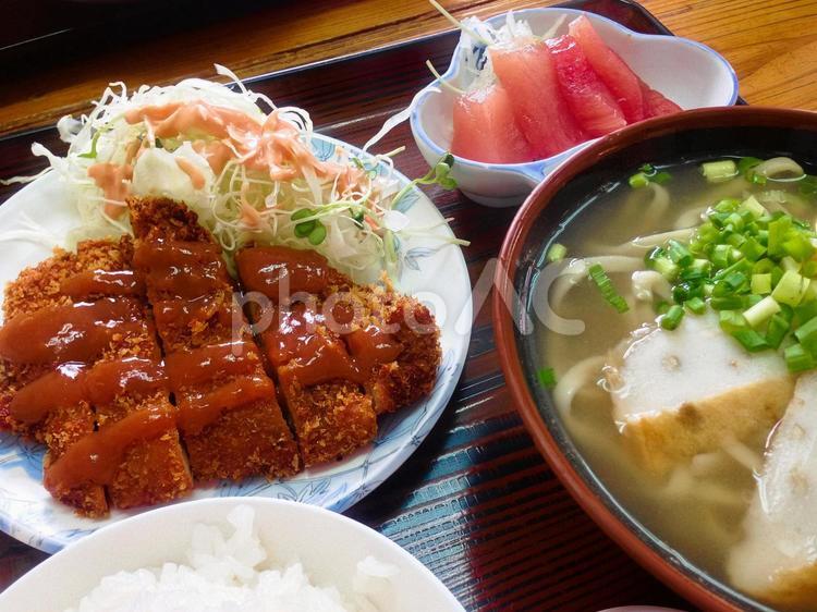 沖縄の田舎の食堂　定食 おぼん,お昼休み,お膳の写真素材