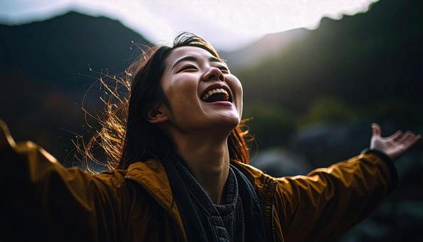 口を大きく開けて笑う女性 口を大きく開けて笑う女性の写真
