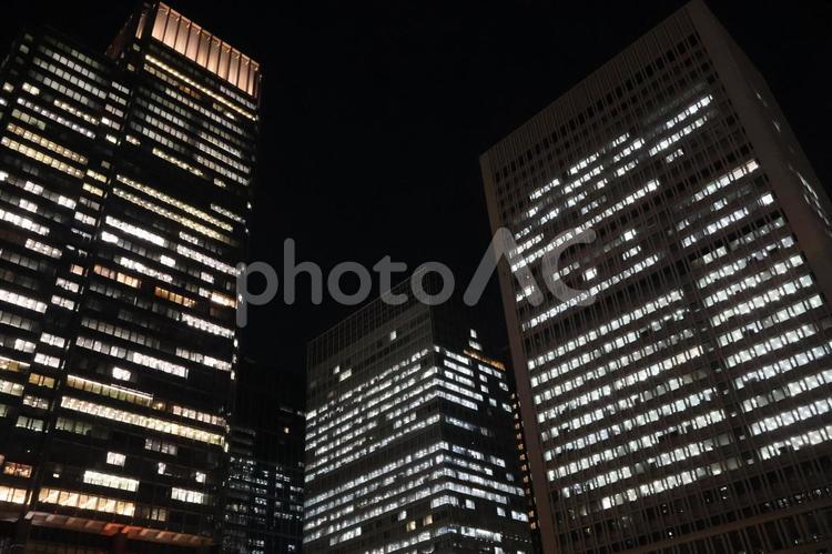 ネオンのついた高層ビルのオフィス街の夜 ネオン,ついた,高層ビルの写真素材