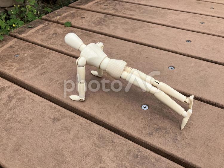 腕立て伏せをするデッサン人形 デッサン人形,腕立て伏せ,ベンチの写真素材