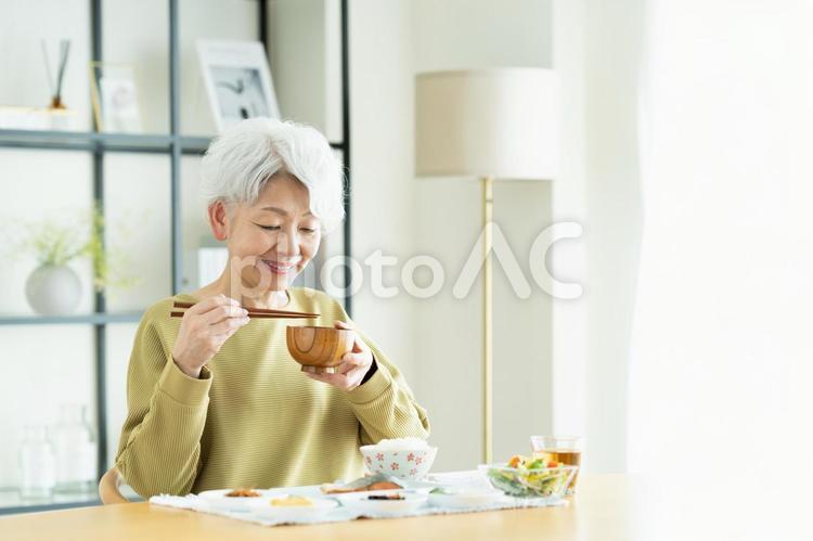 朝食を食べるシニアの女性 味噌汁,みそ汁,食事の写真素材
