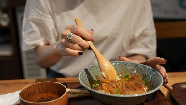 料理を食べる女性 料理を食べる女性 料理,食べる,女性の写真素材