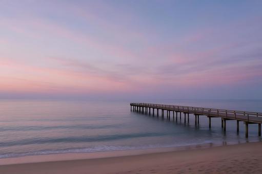 桟橋のある朝景の写真