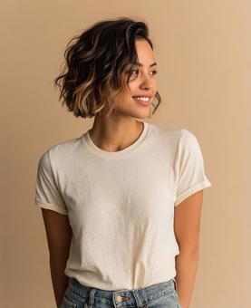 カジュアルファッションの美しい女性の写真