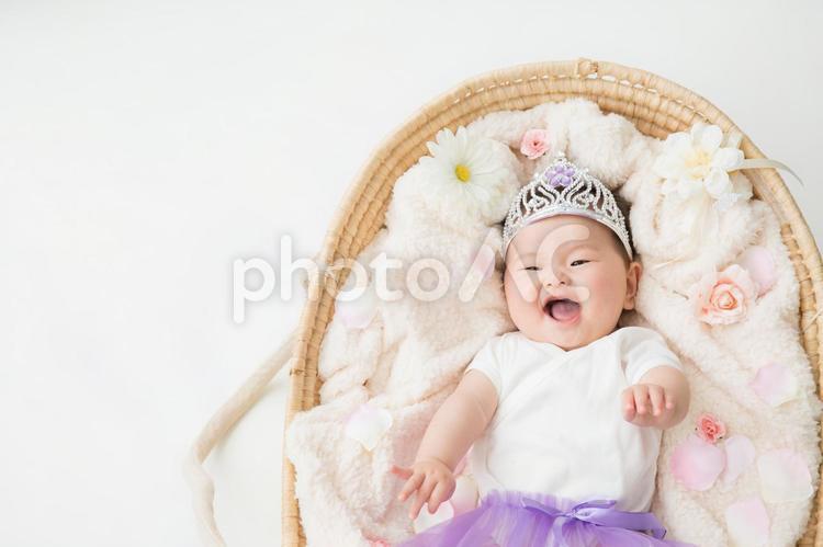 おもちゃの王冠をかぶる赤ちゃん（笑顔） 0歳,6ヶ月,ftd0015の写真素材