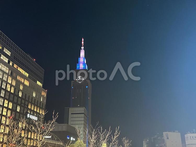 新宿の都会で輝くタワー 夜景,タワー,高いの写真素材