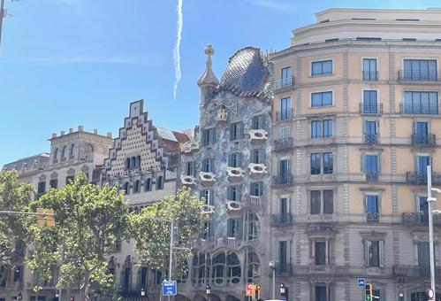 対角からカサ・バトリョを望む バルセロナ,スペイン,カタルーニャの写真素材