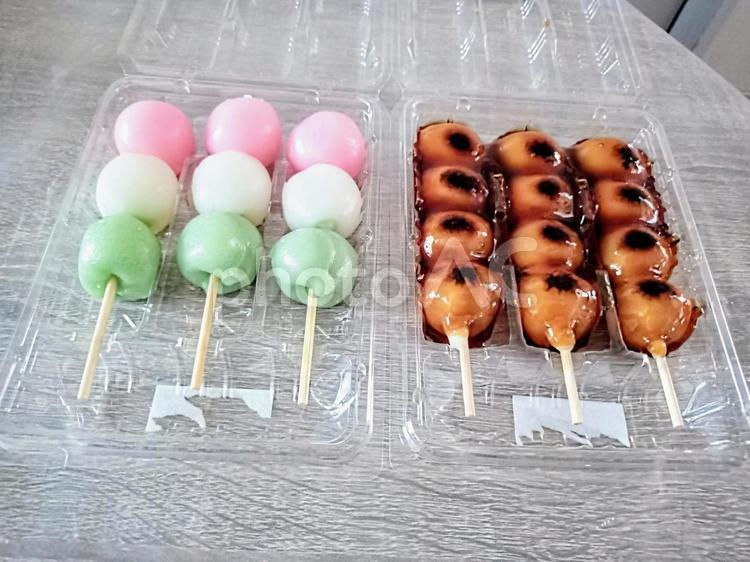 三色団子とみたらし団子　和菓子 三色団子,みたらし団子,団子の写真素材