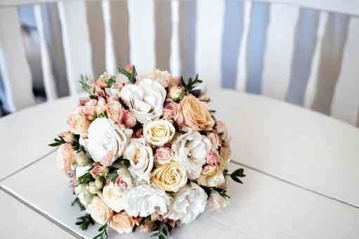 アンティーク調の白とピンクの花束と白い机 アンティーク調の白とピンクの花束と白い机の写真
