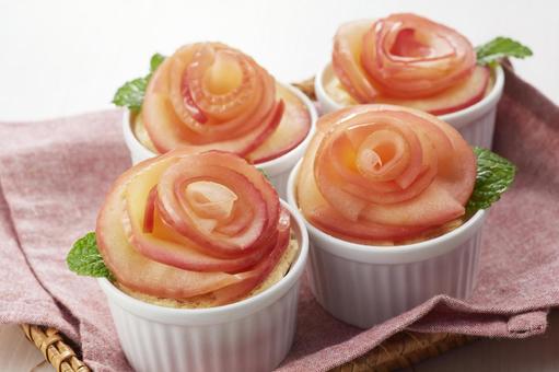 薔薇の花をあしらったアップルタルト アップルタルト,りんご,ローズタルトの写真素材