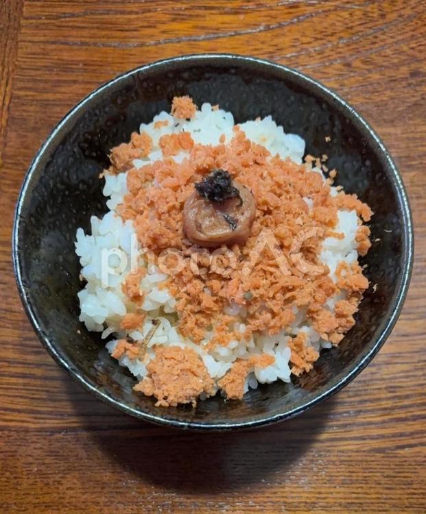 七分突きに鮭フレークとかつお梅の茶碗飯 茶碗飯,あきたこまち,七分突きの写真素材