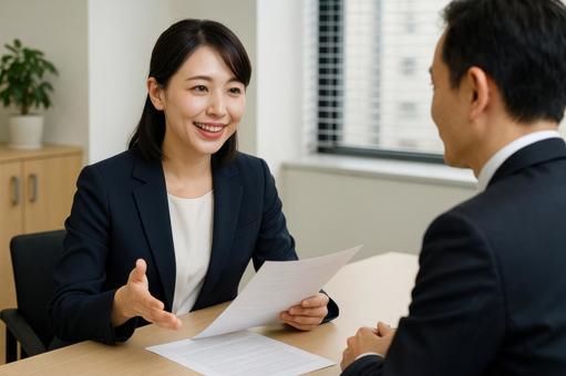 商談する女性営業職 商談する女性営業職の写真