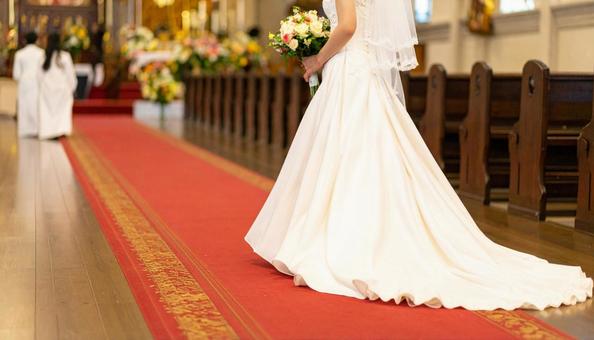 教会のバージンロードを歩く花嫁の後ろ姿 教会のバージンロードを歩く花嫁の後ろ姿の写真