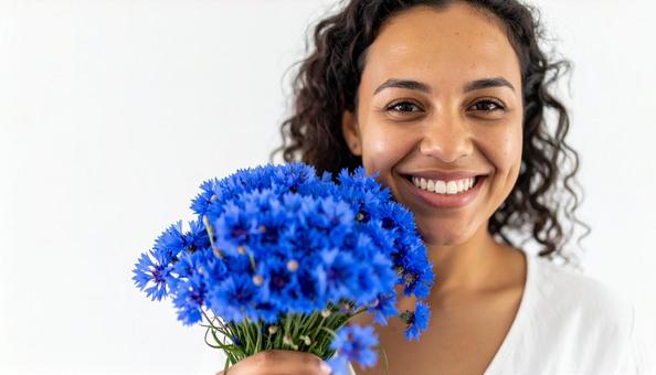 ナチュラルな笑顔の女性 花束 明るい ナチュラルな笑顔の女性 花束 明るいの写真