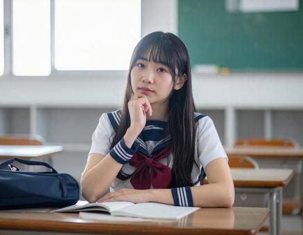 1人で教室で悩むセーラー服の女子学生 1人で教室で悩むセーラー服の女子学生の写真