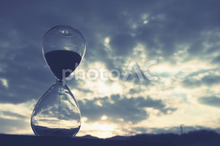 空とガラスの砂時計 砂時計,砂,タイムの写真素材