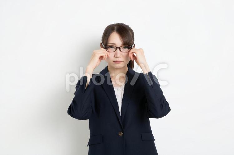 カメラ目線で悲しんでいるメガネのビジネスウーマン 女,女性,日本人の写真素材