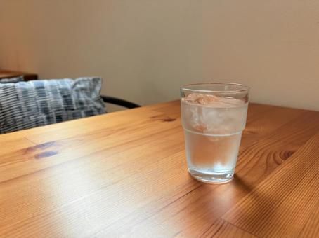 木の温もりと冷たい一杯 木の温もりと冷たい一杯の写真