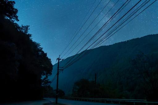 夜の道路から見上げる星空 星空,星,天体の写真素材