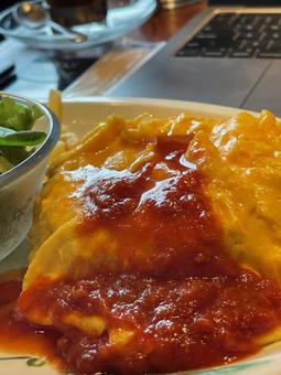 ノマドカフェランチのオムライスとPC ノマドカフェランチのオムライスとPCの写真