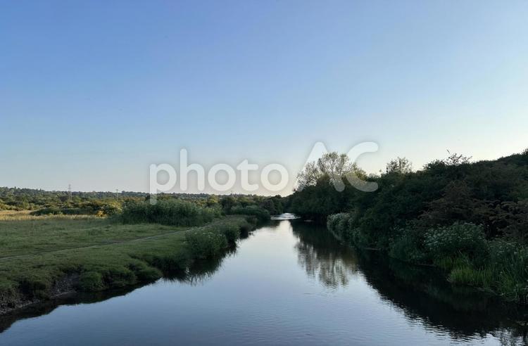 夕暮れの川　イギリスの風景 川,夕方,夕暮れの写真素材