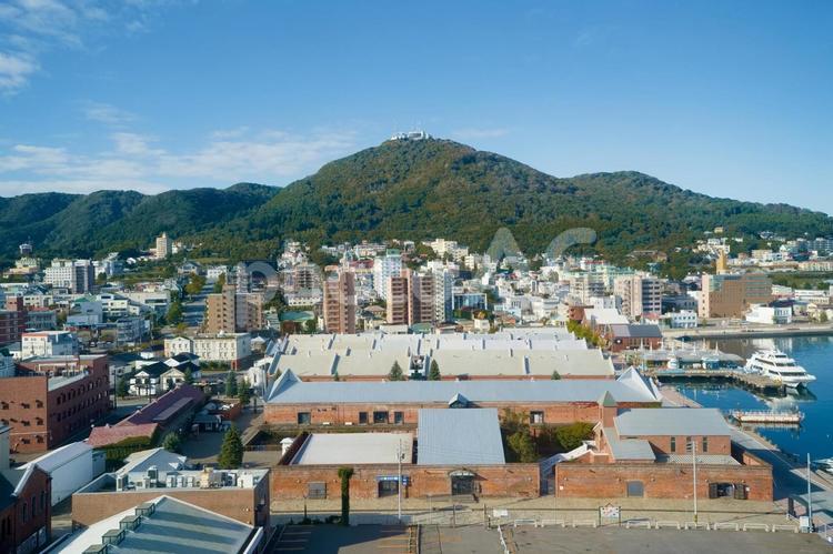 函館の金森赤レンガ倉庫と函館山 函館,金森赤レンガ倉庫,函館湾の写真素材