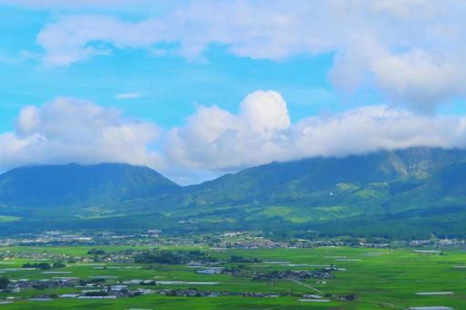 【熊本県】阿蘇の町並み 阿蘇山,阿蘇,噴煙の写真素材